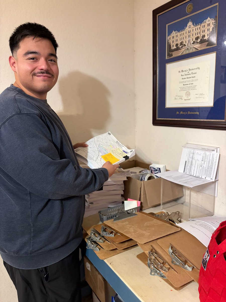 RyanForTX's tweet photo. Behind the scenes tonight, getting everything lined up for sign delivery tomorrow!!

(Peep one of our sign delivery guys fueling up with popcorn 🍿👀)
#ryanfortx #district119 #whatcanidotohelp https://t.co/eCwlLHGYr0