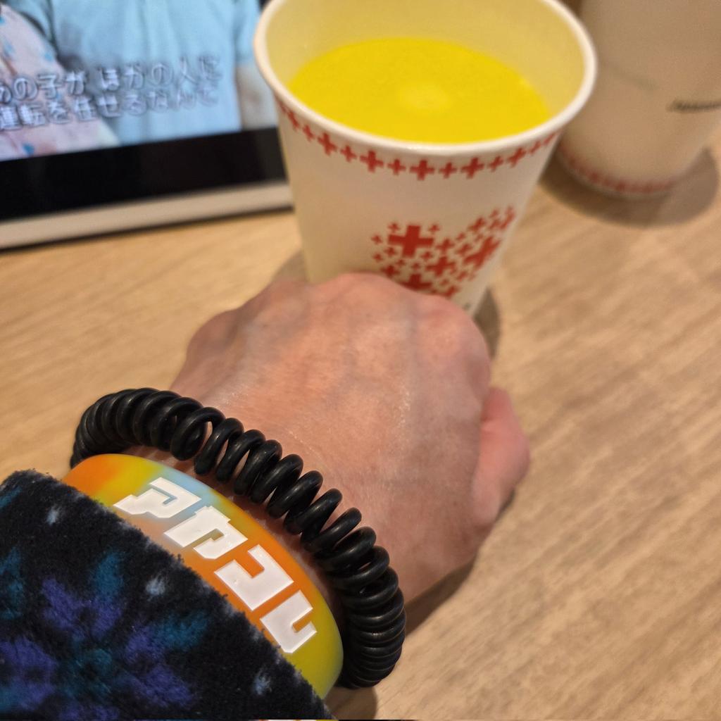 2026年初回のアヤコレラババンは、献血センターでリアルゴールドと共に🤣  これから血小板献血するけどタイドラマを見ていると、時間はあっという間に過ぎるよ🤣🤣🤣 さて、今日は誰がくれた靴下を履いているのか？💕