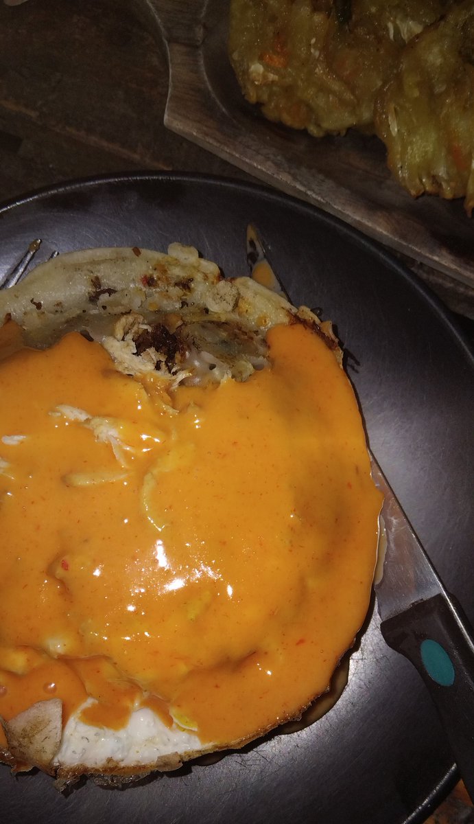 Nunggu 2 jam guys, buat surabi ini. Surabinya gede banget, harganya cuma 17ribu.
Ini aku order surabi telor ayam oncom.