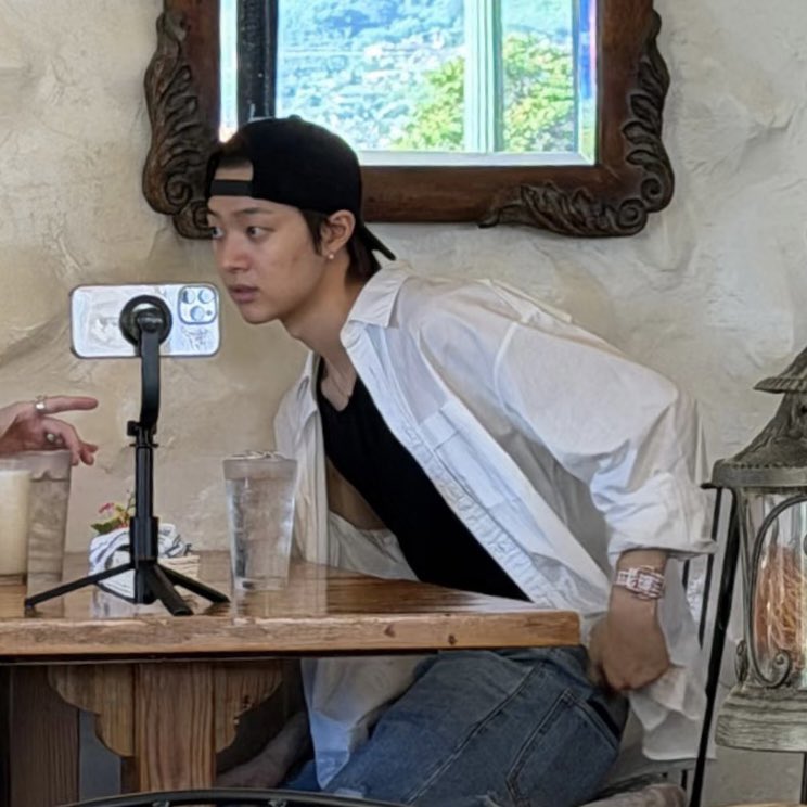 jjnceditor's tweet photo. 오늘 근데 신행 2일차인가 
니코는 참 뽀얗고 맑은데 
남편분 좀 안색이.. 다크서클이 .. https://t.co/0fa0L1L0OQ