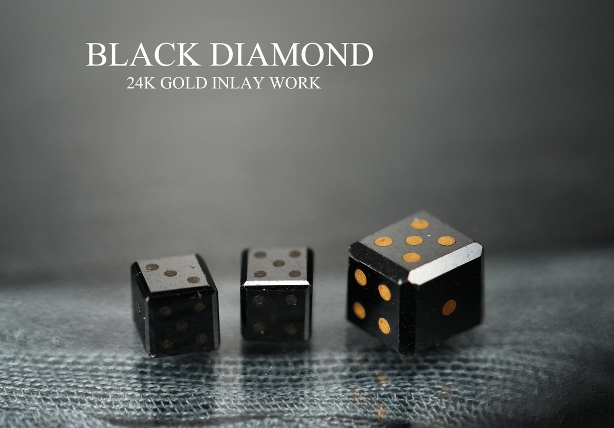 ブラックダイヤモンドのダイス
24金で象眼　サイズ約4.5ｍｍ 3.0ｍｍ