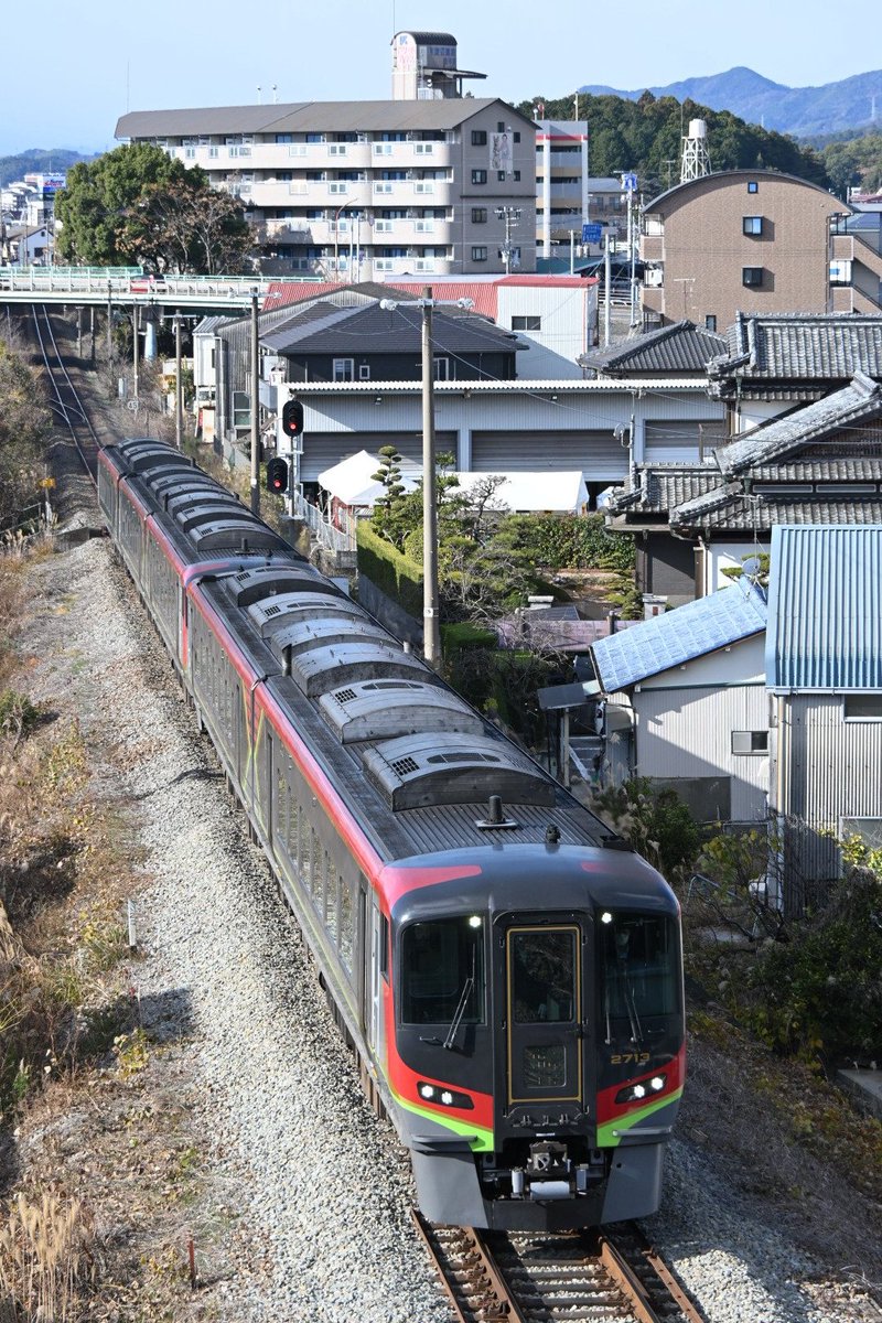 Yabicas0124's tweet photo. JR土讃線
(1枚目)土佐一宮→薊野 回送 2700系 5B
(2枚目)薊野→土佐一宮 南風10号 40D 2700系 5B
令和8年1月2日 https://t.co/aEhXqLc5dM