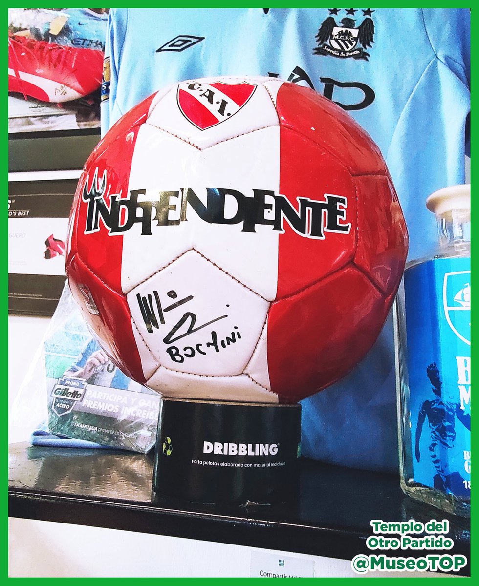 MuseoTOP's tweet image. 01-01-2026. 121º aniversario de Independiente: El balón firmado por el "Bocha" (2015) brilla en el TOP, el Museo de Marketing Deportivo de Claudio Destéfano. Historia completa en Instagram 👉 @museoTOP. Contenido: @mlopezarce #Independiente #Bochini #CAI #MuseoTOP