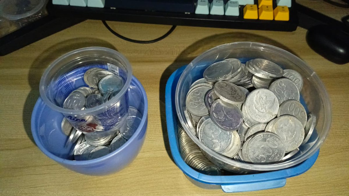 Kegaiatan awal tahun ini nyortir koin hasil kembalian selama 1 tahun kemaren wkwkwk, dari pecahan 100, 200, 500, sama 1000 koin