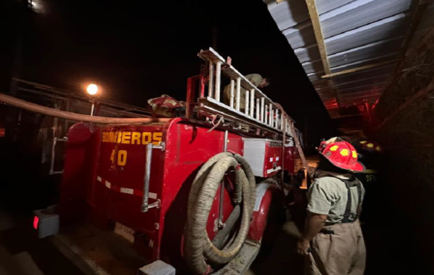 COENPeru's tweet photo. ⚠️ Piura: Municipalidad Distrital de #Catacaos coordina la entrega de bienes de ayuda humanitaria para las personas damnificadas tras el #IncendioUrbano registrado el 31/12 en el A. H. Jesús de Nazaret, provincia Piura, que causó daños a viviendas. @cgbvpoficial extinguió el fuego, con apoyo del municipio distrital y pobladores. (1/2)