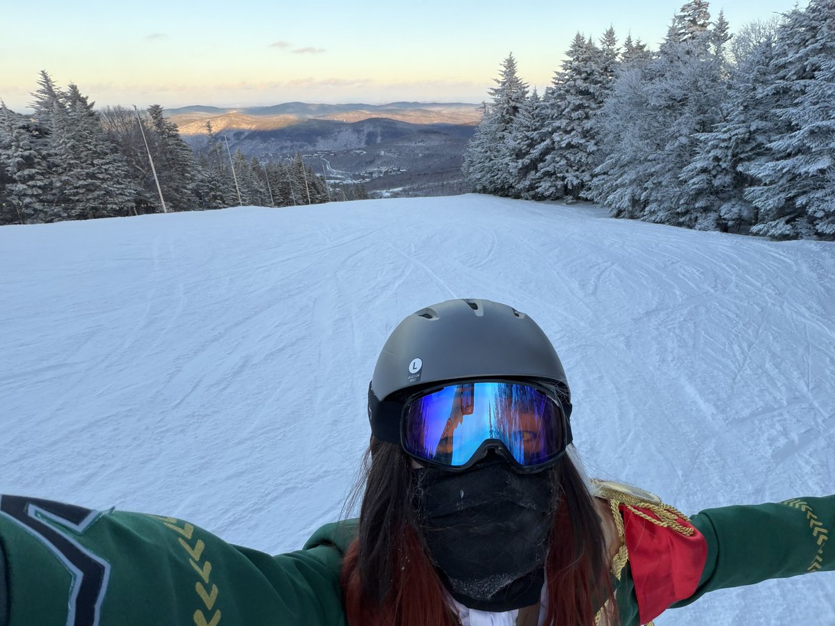 Yorkdotcom's tweet image. Skiing with the President—
was it to go faster?
No, it was for the future.
Keep the President happy,
and Uma of the Year is practically yours for the taking.

But if you ditch the President and ski down alone,
then that Uma of the Year?
She’ll be someone else.
#umamusume