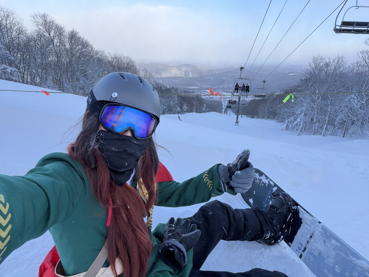 Yorkdotcom's tweet image. Skiing with the President—
was it to go faster?
No, it was for the future.
Keep the President happy,
and Uma of the Year is practically yours for the taking.

But if you ditch the President and ski down alone,
then that Uma of the Year?
She’ll be someone else.
#umamusume