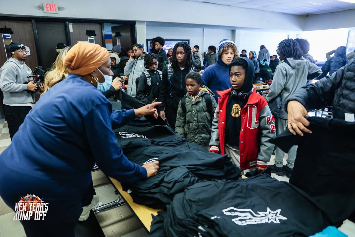 BenjieWimberly's tweet photo. I want to thank Maria Harper @ronharper3cqb @dylanharper2_ for donating 400 winter coats & NBA gear to the PYBL players today! #PatersonPride #NewYearDayJumpOff #PatRec #Legacy #Zone6ix #GardenStateHoops https://t.co/tDH72QorxF