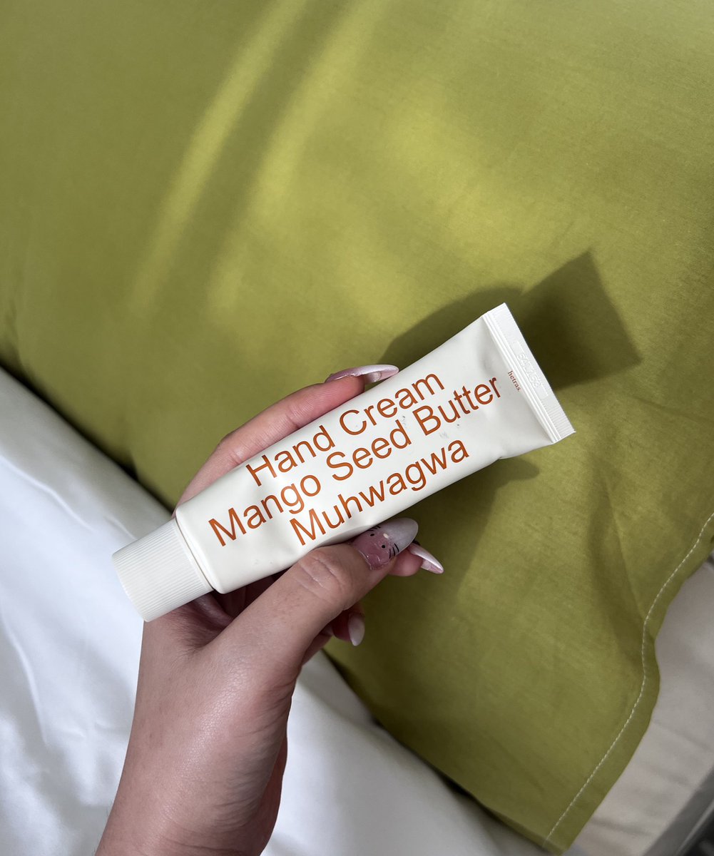 nchdaq's tweet image. บอกแนะ นี่ใช้ทั้ง 2 กลิ่นแบรนด์นี้ดีจริงๆ ไม่แพงด้วย ได้บำรุงด้วย แต่ที่เริ่ดคือหอมมากกกกกกก หอมฟุ้ง เอาขึ้นมาทามือในรถ = รถหอมไปด้วย มือสวยและหอมที่จริงใจ🫶🏽🫠