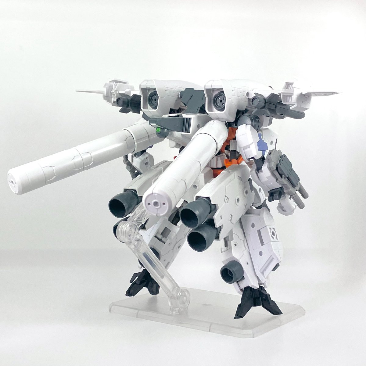 tookukarakitayo's tweet image. 強化外装【白鯨】
アルトをコアとしてエクステンションアーマーで覆った攻撃用重機動ユニット。
各部外装は独立したモジュール構造になっており、状況に応じて随時パージする事で高い継戦能力と生存性を確保している。
#30MM宇宙エリア
#30MM地球連合軍