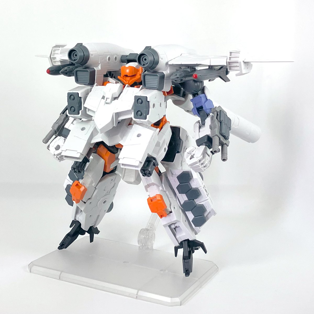 tookukarakitayo's tweet image. 強化外装【白鯨】
アルトをコアとしてエクステンションアーマーで覆った攻撃用重機動ユニット。
各部外装は独立したモジュール構造になっており、状況に応じて随時パージする事で高い継戦能力と生存性を確保している。
#30MM宇宙エリア
#30MM地球連合軍