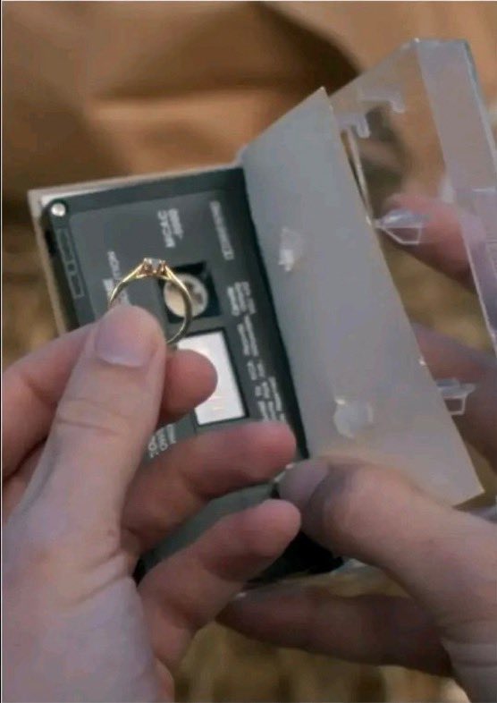 nightphanges's tweet image. jopper ring is literally the ring jancy left in the upside down… what the fuck