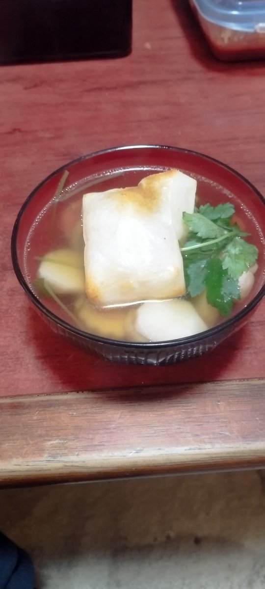 正月っぽい事しよか。
みんなの家のお雑煮調査

地域(非公表もOK)
丸餅or角餅
出汁のベース
変わった具材あれば

俺のとこは

埼玉だか大阪だか九州
角餅
醤油系のすまし

こんな感じで！リプが10人未満だとキレます😊