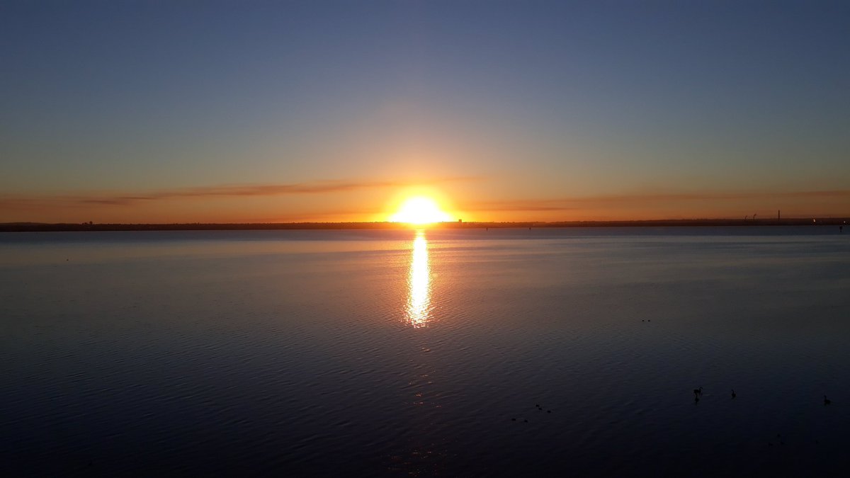 Mirror only works over a level straight (flat) surface.

try it: