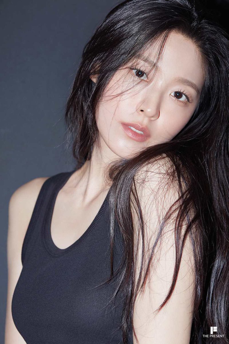 ThePresent_X's tweet photo. [#김설현] 청초부터  절제된 카리스마까지, 다채로운 매력의 프로필 공개
From a fresh, delicate mood to restrained charisma, Kim Seol Hyun’s new profile photos capture both softness and strength.

See more on Weverse ⬇️
https://t.co/vuGUn8Wrrt

#KIMSEOLHYUN
#金雪炫 #キムソリョン https://t.co/gYAqwWY2CR