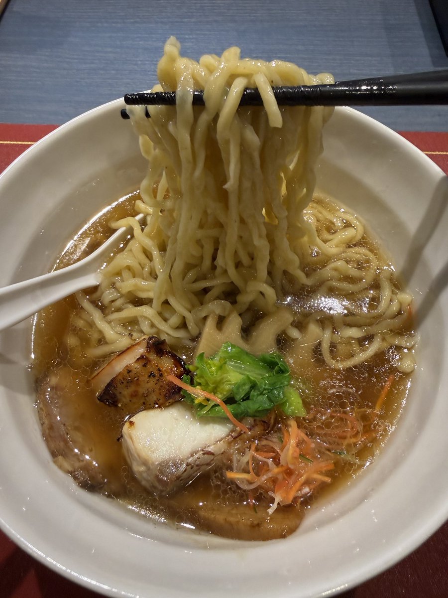 38Vi1's tweet image. 2026年の麺始めは入谷にある｢Craft Ramen BiT ｣さん🍜

限定の『鯛と鶏のコンソメらーめん』味玉入です🤤
鯛油和えそばも✨

スープもトッピングの鯛のオーブン焼きも最高😆
香りも凄く良い^_^

和えそばも絶品😄

めちゃくちゃ美味い😊

ごちそうさまでした😋

#CraftRamenBiT
#麺始め