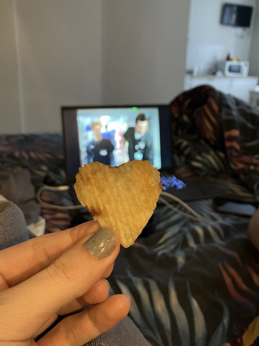 первоянварская чипсина позирует на фоне «Клиники» и желает всем любви ❤️