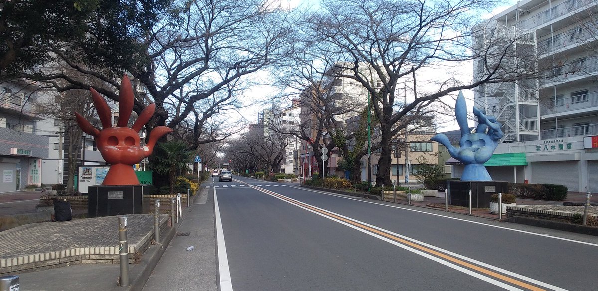 本日の目的地。岡本太郎作 #呼ぶ赤い手・青い手 なんです。＞＜；ノ