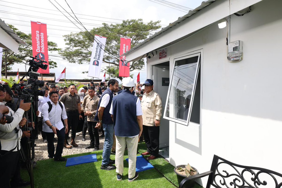 Sebagai bentuk kehadiran Negara Bapak Presiden Prabowo Subianto  mengecek langsung 600 unit pertama dari 15.000 Rumah Hunian di Aceh Tamiang, Kamis 1 Januari 2026
#NegaraHadir
#RumahHunian
#KemendesaPDT
#LangkahKongkritPemerintahTanganiBencana
<a href="/YandriSusanto/">Yandri Susanto</a>
<a href="/ArizaPatria/">Ariza Patria</a>