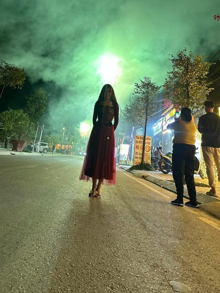 ภาพไวรัลในเวียดนาม
หญิงสาวรายหนึ่ง  เธอบอกว่า 
"นานๆที ที่แฟนจะถ่ายรูปให้ตอนเคาท์ดาวน์ปีใหม่" อย่างหลอนอ่ะ