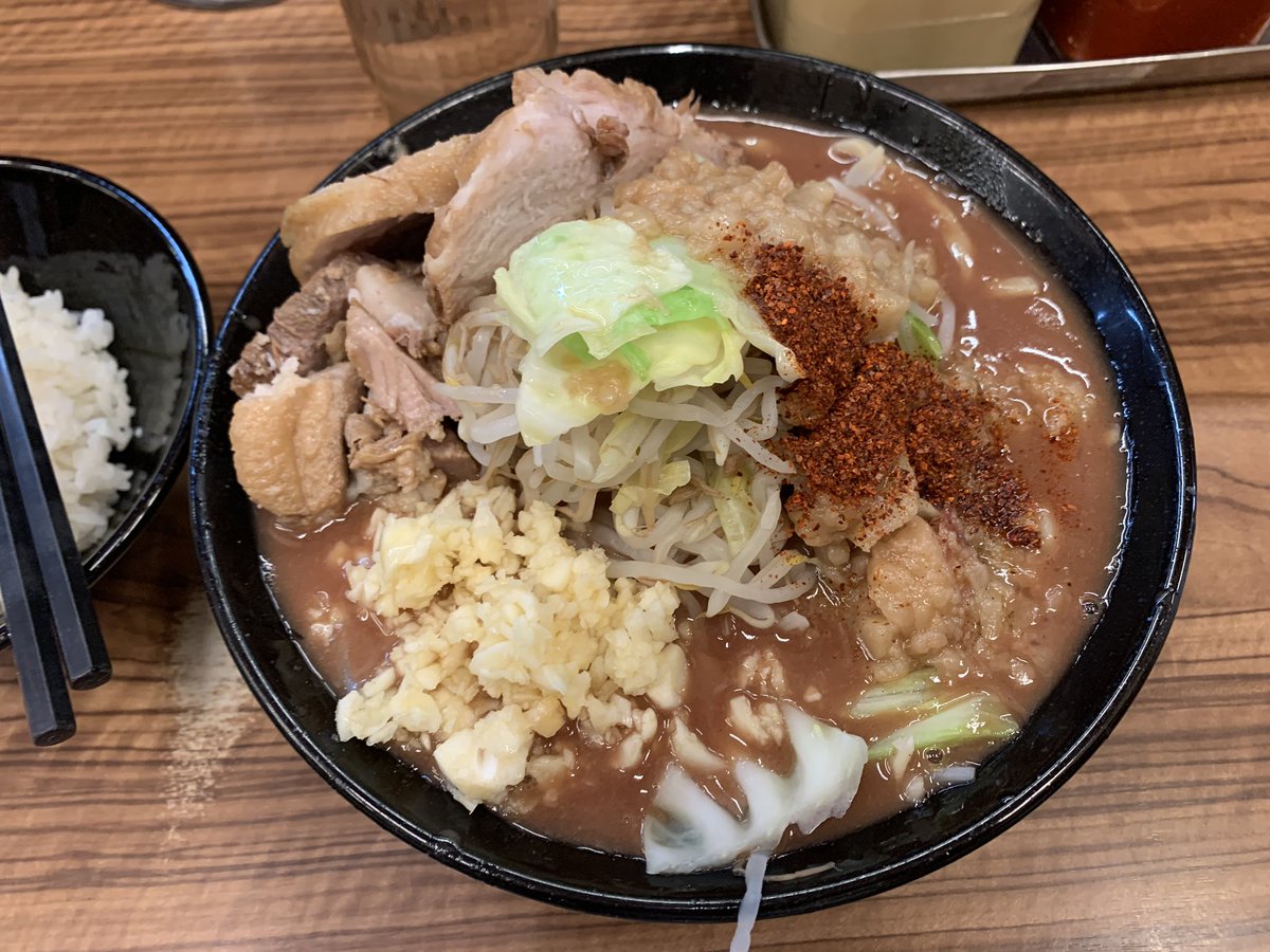 _doublebind's tweet image. 武道家限定二郎系ラーメン
いつものスープに浸ったクタ野菜や唐辛子の味わいはよかったが、全マシにしたことで加わった背脂と固形ニンニクにより、スープがいつものように飲みきれないことが確定してしまい、食べながら「いずれ来る避けようのない別れ」を感じる切ない一杯
あんなに一緒だったのに