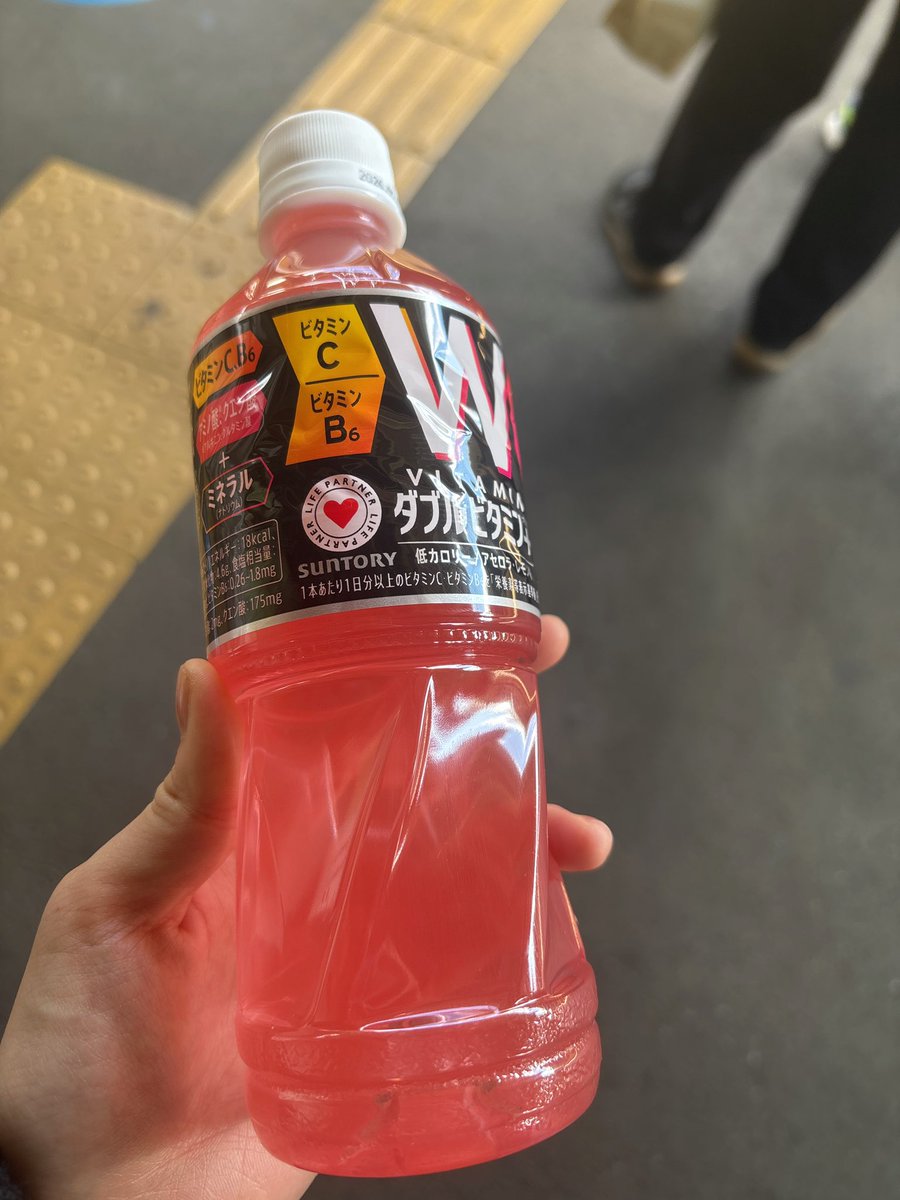 rin_an21's tweet photo. 今日同じ自販機でグリーンダカラ買ったらこれ出てきて横転 https://t.co/XxdRSJ4QOy