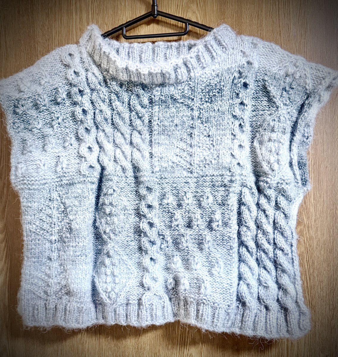 パッチワーク風ベスト。ユザワヤさんの　ハニカムヤーン約1玉。襟の裏メリヤスと袖の2目ゴム編みは　糸が足りなくなりそうだったので省略しました。