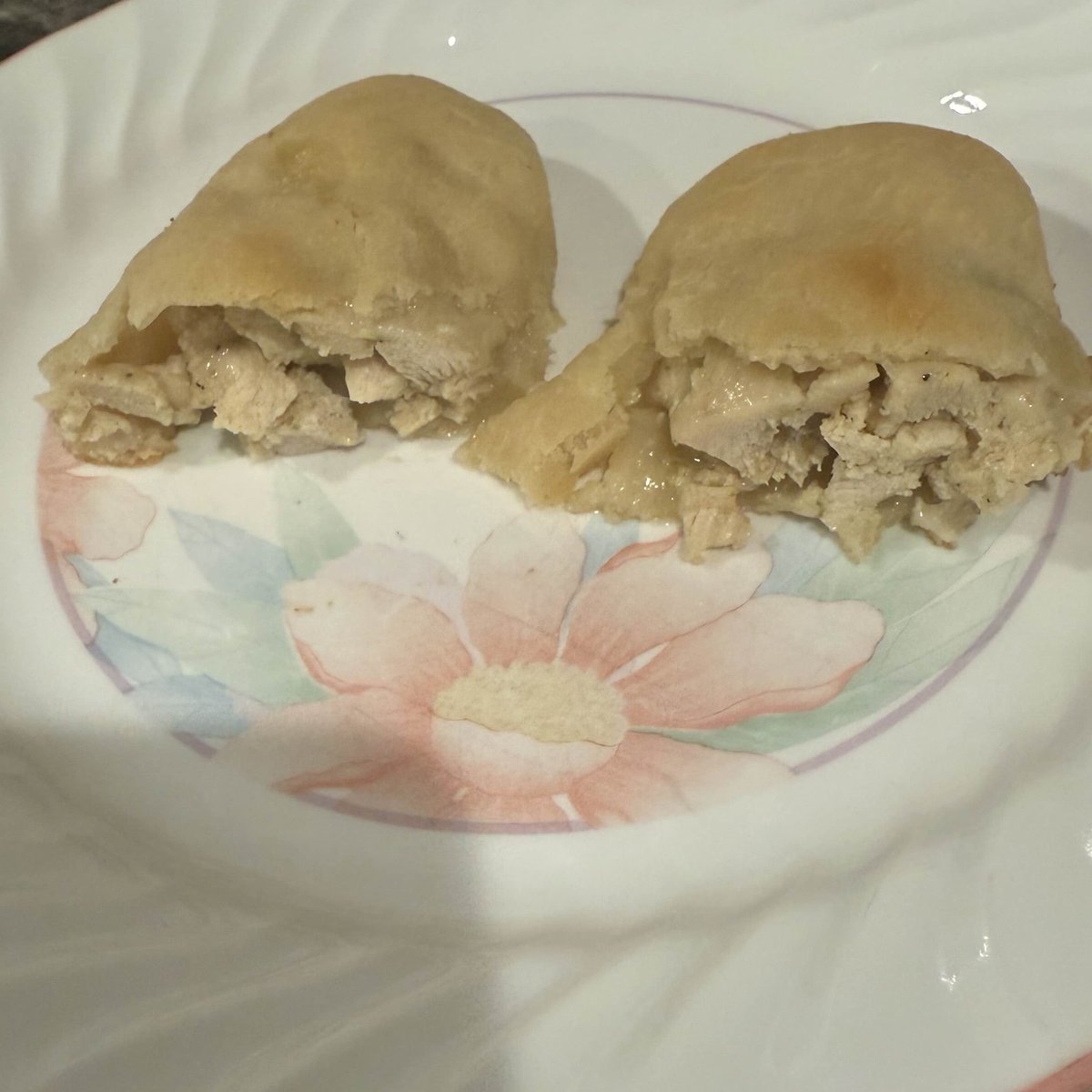 3d4xl's tweet photo. うどんお姉さん、見てください!私が自分で作ったんです。私は自分自身をとても誇りに思います。@udndnpuni chicken pirogi I made by myself today. Feel proud of myself. #pirogi #vtuber #もぐもぐ #食べる #holidayseason Ojalá pudiera compartirlo contigo. #vtuberESL #вкуснота https://t.co/RA4oYR8Hdx