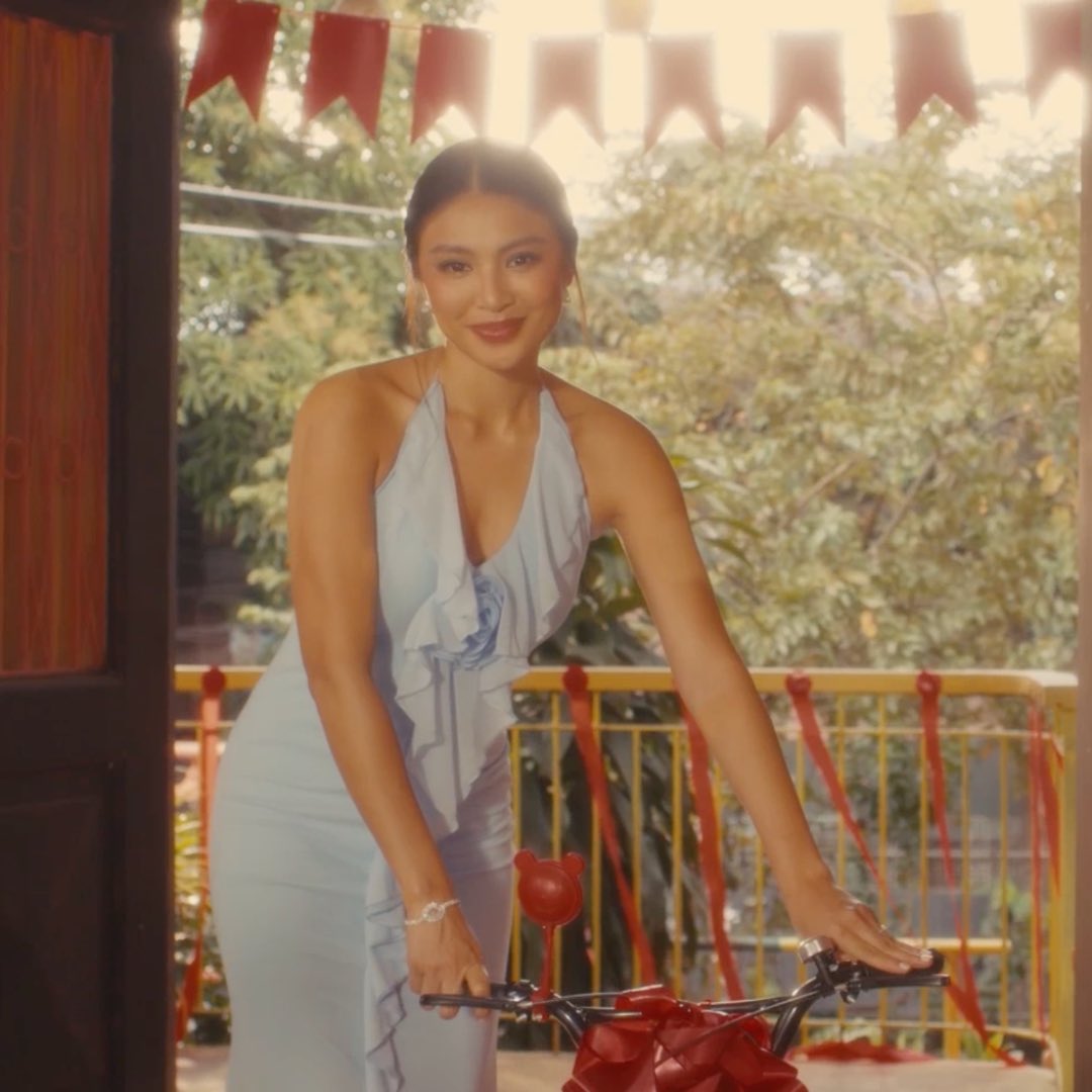 StarCinema's tweet image. IYKYK 🤭

You don’t know? Oh no! Dapat mo na talagang mapanood ang #CallMeMother — NOW SHOWING in cinemas nationwide!