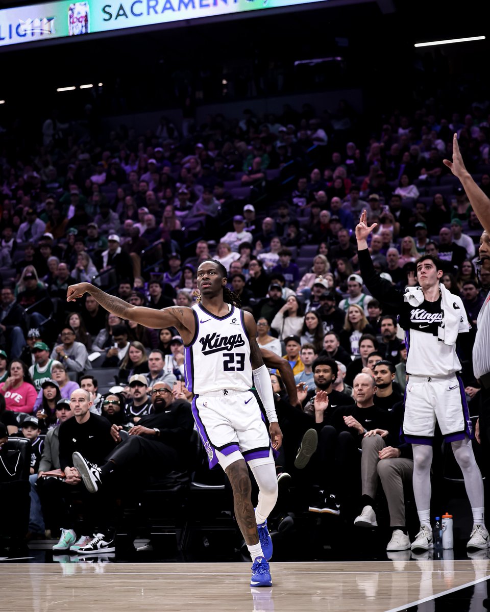 SacramentoKings's tweet image. HALFTIME: Kings trail the Celtics 62-61, at the break.

👑 Keon Ellis: 11 PTS, 5 AST
👑 DeMar DeRozan: 12 PTS, 2 REB
👑 Precious Achiuwa: 10 PTS 2 REB