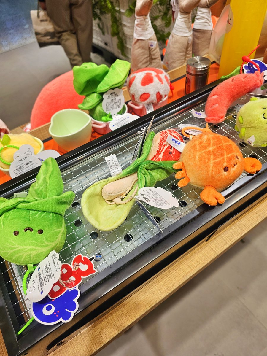 ร้านที่ขายตุ๊กตาอาหารทะเล,เนื้อสัตว์,วัตถุดิบพืชผักต่างๆ โคตรจะน่ารักอะ 🦐🥕🥬  น้องแครอทโกรธหน้าพร้อมบวกสุดๆ    

ร้าน garlic อยู่ติดกับ Moshi Moshi ที่เซ็นปิ่นชั้น 4