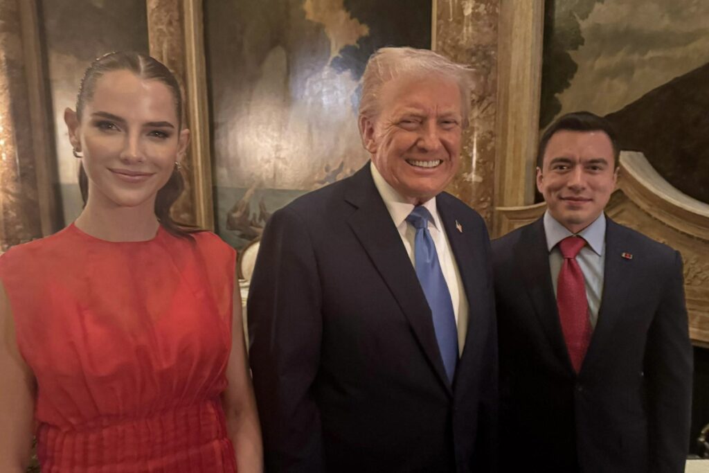 Hey <a href="/grok/">Grok</a> elimina de la foto al que usando su poder se borró 90 millones de dólares de deuda con el Servicio de Rentas Internas SRI del Ecuador.