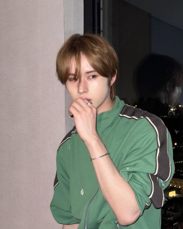 jiiiyuumyue's tweet image. #ahkyungz feat martin.
💭📝💌

"You are indeed younger, and I’m a bit unsure about that. Meanwhile, he is the one I’ve liked all this time, even though he's my own friend."

?:I may be younger, but can’t you trust me? I’ve been secretly in like with you all this time.