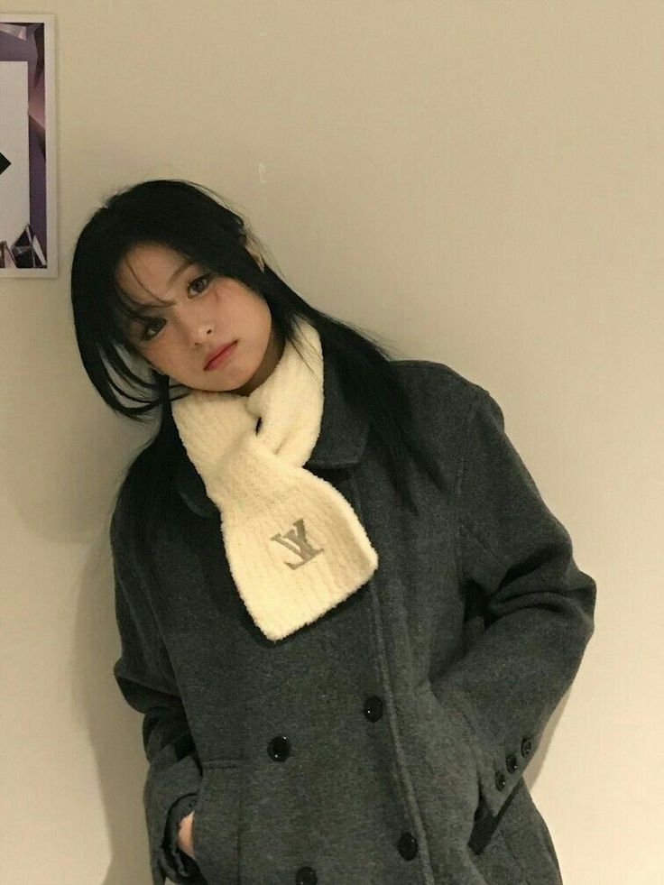 jiiiyuumyue's tweet image. #ahkyungz feat martin.
💭📝💌

"You are indeed younger, and I’m a bit unsure about that. Meanwhile, he is the one I’ve liked all this time, even though he's my own friend."

?:I may be younger, but can’t you trust me? I’ve been secretly in like with you all this time.