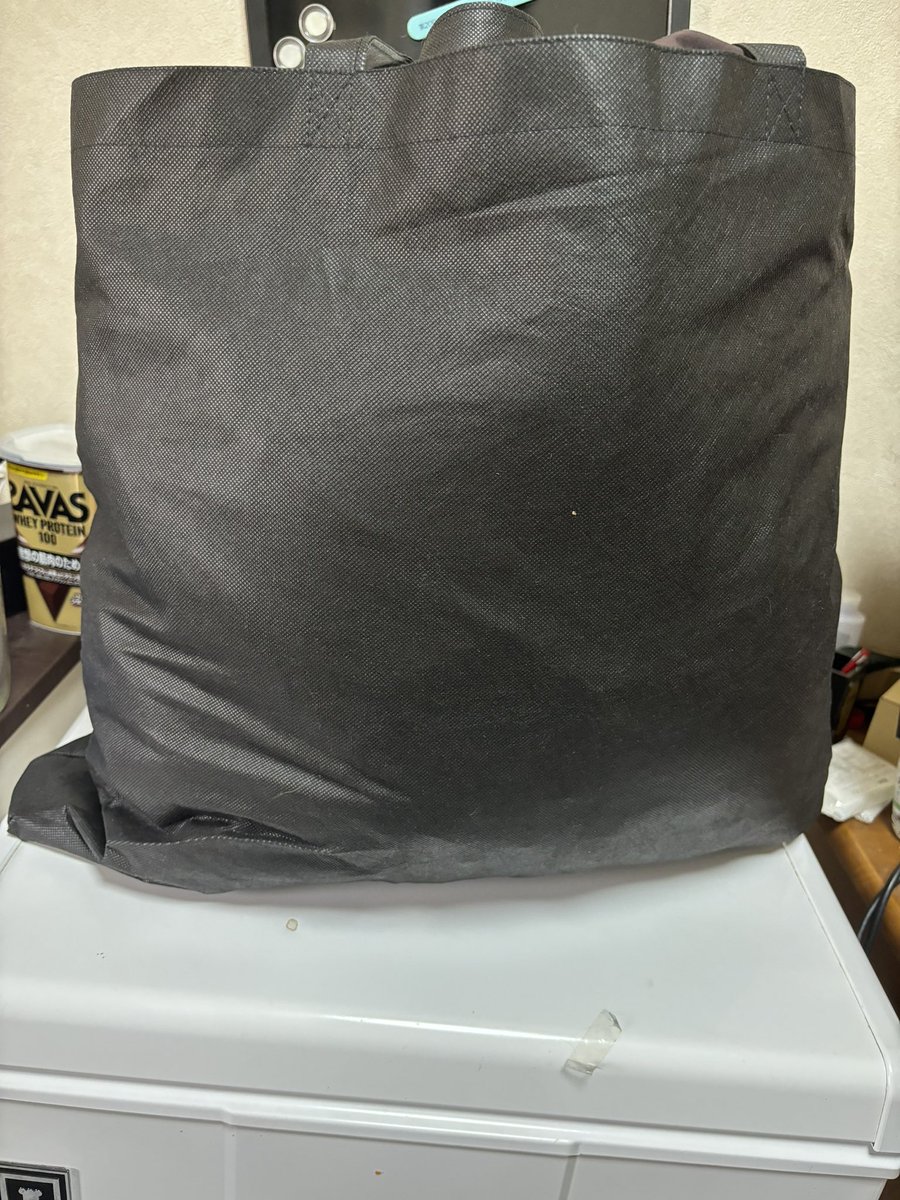 omikeyuOSFT's tweet photo. タンス見たらこんだけ要らない服があったから売りに来たぞ！
捨てるような服しかないけど1000円ぐらい頼まい！ https://t.co/dNiT3l5g7h