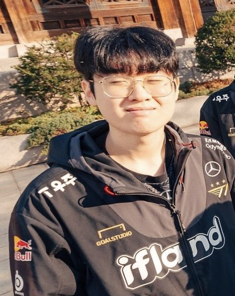 guminglee's tweet image. 햇살받은 우제와 미냥 ☀️
#Zeus #Gumayusi 

          ☺️                                    😼