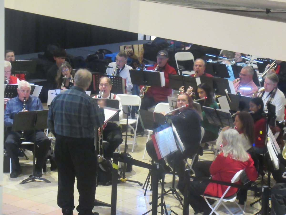 QOTDCT's tweet image. #RecentlyInCT / #RecentConcertsInCT:
The Milford Concert Band, in front of the @Macys store @ConnPost Mall for its annual holiday concert, 12/22/2025