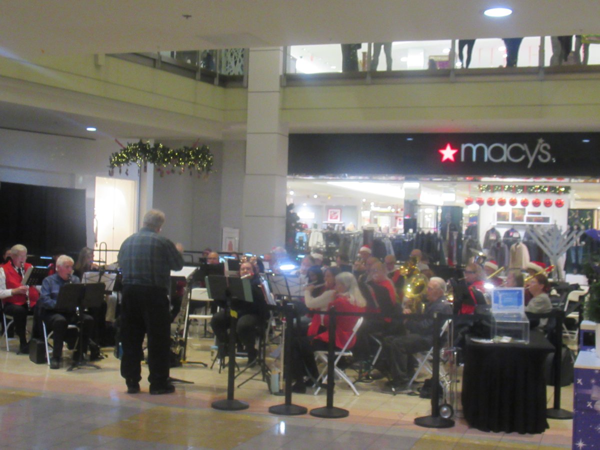 QOTDCT's tweet image. #RecentlyInCT / #RecentConcertsInCT:
The Milford Concert Band, in front of the @Macys store @ConnPost Mall for its annual holiday concert, 12/22/2025