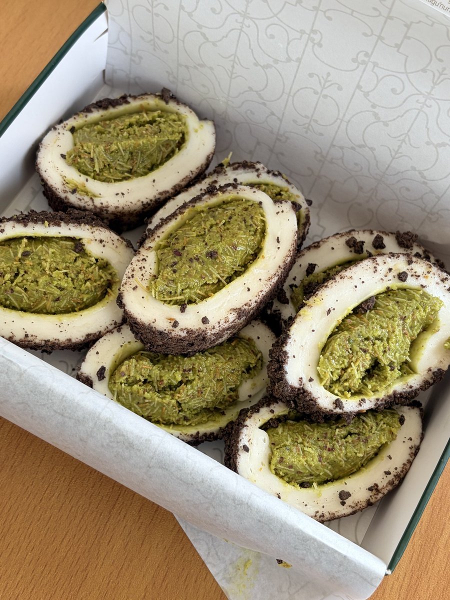 Excusemouse2's tweet image. 두쫀쿠 가격이 미친듯이 올라 하나에 만원한다던데 그렇게 맛있는지도 모르겠고 양도 적음… 나는 차라리 2만원 주고 정통 튀르키예 이스탄불 두쫀쿠를 먹겠은…이만큼이나 주니까…