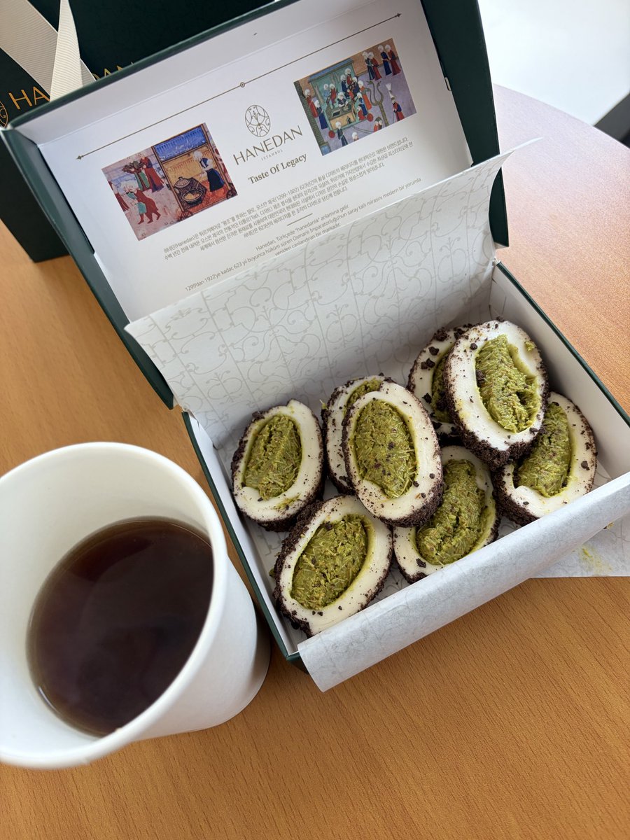 Excusemouse2's tweet image. 두쫀쿠 가격이 미친듯이 올라 하나에 만원한다던데 그렇게 맛있는지도 모르겠고 양도 적음… 나는 차라리 2만원 주고 정통 튀르키예 이스탄불 두쫀쿠를 먹겠은…이만큼이나 주니까…