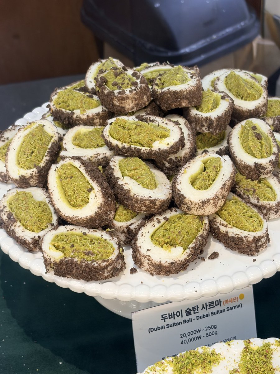 Excusemouse2's tweet image. 두쫀쿠 가격이 미친듯이 올라 하나에 만원한다던데 그렇게 맛있는지도 모르겠고 양도 적음… 나는 차라리 2만원 주고 정통 튀르키예 이스탄불 두쫀쿠를 먹겠은…이만큼이나 주니까…