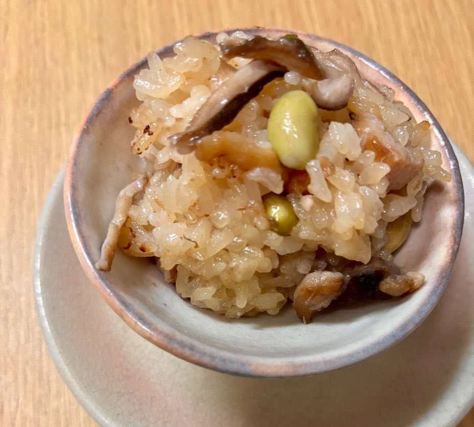 お米が高いので買わずにいましたが、おこわが食べたくなりもち米購入😅
年末年始のため財布の紐が緩んでおりますが、パックのもち米よりは安くすんでおります😄
シイタケが安かったので家にあった鶏肉と枝豆を入れ中華おこわにしました。
鍋で炊いたわりには美味しく出来ました😋
#中華おこわ