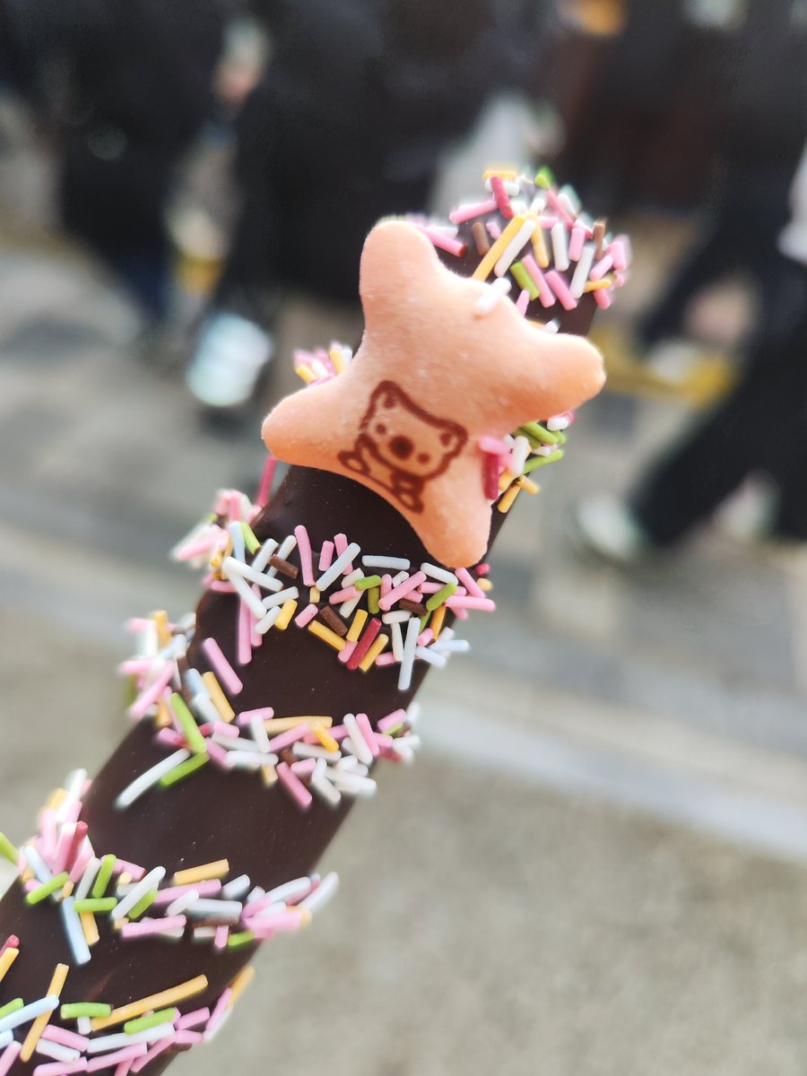 #ザモンキーズエレジー を観ていたので、素通りはできませんでしたw

久々に食べましたねー。
若い女性ふたりでやっていたのも、なんとなしに物語とリンク感があって良き。

地味に、コアラのマーチがうれしい(笑)