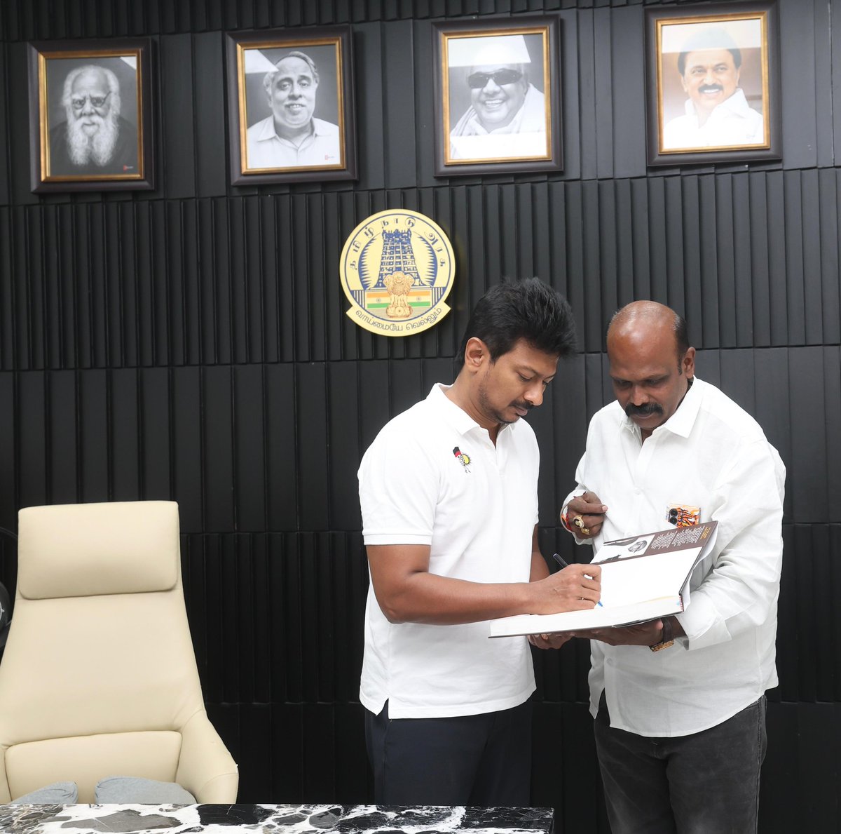 AMSRajkumarUswa's tweet photo. என் பிறந்தநாளான இன்று, 

தமிழ்நாட்டு இளைஞர்களின் நம்பிக்கை சூரியன், 

இந்திய நாட்டின் இளம் தலைவர், 

எங்கள் ஆருயிர் அண்ணன் திரு. @Udhaystalin  அவர்களை, 

அவரது குறிஞ்சி இல்லத்தில் சந்தித்து பிறந்தநாள் வாழ்த்துக்கள் பெற்றதில் பெரு மகிழ்ச்சியோடு அண்ணனை வணங்கி மகிழ்கிறேன்..... https://t.co/fK4KSsLoBh