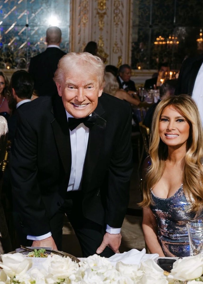 MAGAVoice's tweet image. President Trump looks younger and happier than ever before. Such a beautiful New Year’s photo ❤️