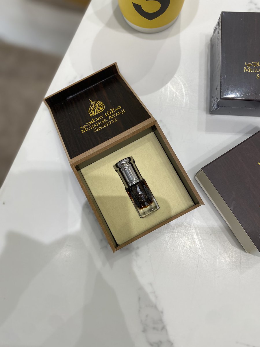 دهن عود كمبودي
من مظفر عطرجي

سعره إقتصادي
60 ريال تقريباً
ربع تولة

رائحة خشبية كمبودية تقليدية
بالبداية تأتيك نكهة ترابية
مع قليل من النكهة الحيوانية
مع الوقت تظهر رائحة بخورية جميلة

ثباته 3 إلى 4 ساعات تقريباً
على سعره وعلبته المرتبة
يستحق، كدهن يومي خفيف ..