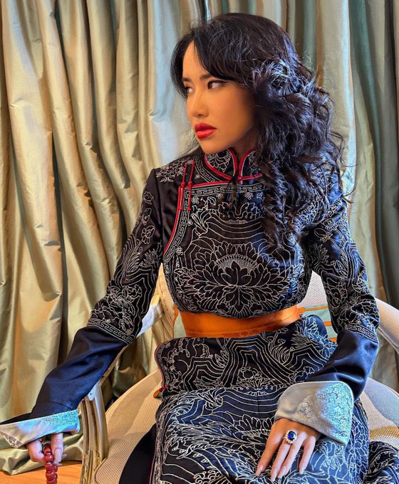 Зэвүүн хүүхэн тэ. Өөрөө ч баян, нөхөр нь ч баян. Амьдралд санаа зовох зүйлгүй амар амгаланг эрэлхийлж дэлхийгээр аялаад л. Монголд бас нэг ч болтугай гэр бүл дэлхийн баячуудтай энэ тэнцэхүйц амьдарч байна гэдэг сайн хэрэг ❤️