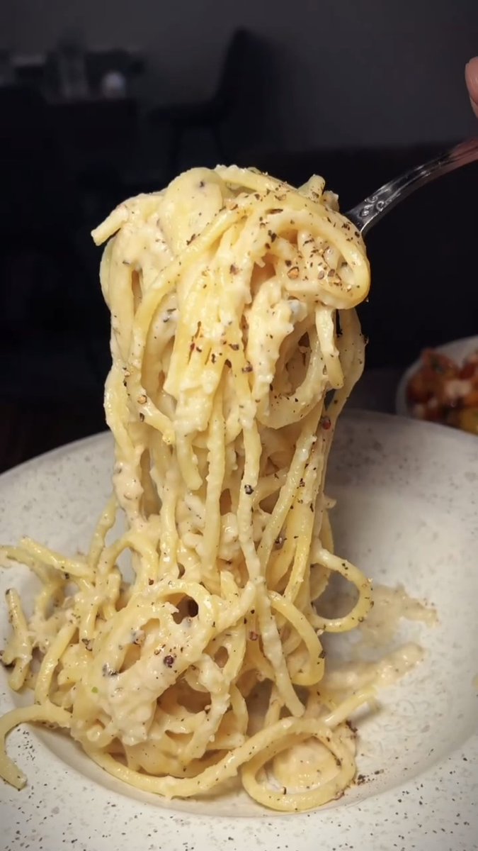 *WEEKEND PASTA DINNER SPECIAL* Cacio E Pepe with bucatini pasta, freshly grated Pecorino Romano, Sicilian cream, basil and roasted Kampot black pepper. Chef Brando has brought Italy to OKC. 
#TripleD #DDD #OKC #Pizza  #ItalianFood #Pasta #OKCFoodie #Bucatini
