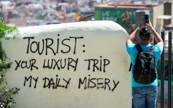 Based. 

Jadi warga jogja itu frustrasinya berlipat-lipat. Jengkelnya lagi kondisi hidup sehari-hari yang naas itu kerap diromantisasi demi turisme. 

Memang bukan sepenuhnya salah turis, tapi rasa frustrasi kita (iya, kami juga) adalah hal wajar dari situasi saat ini.