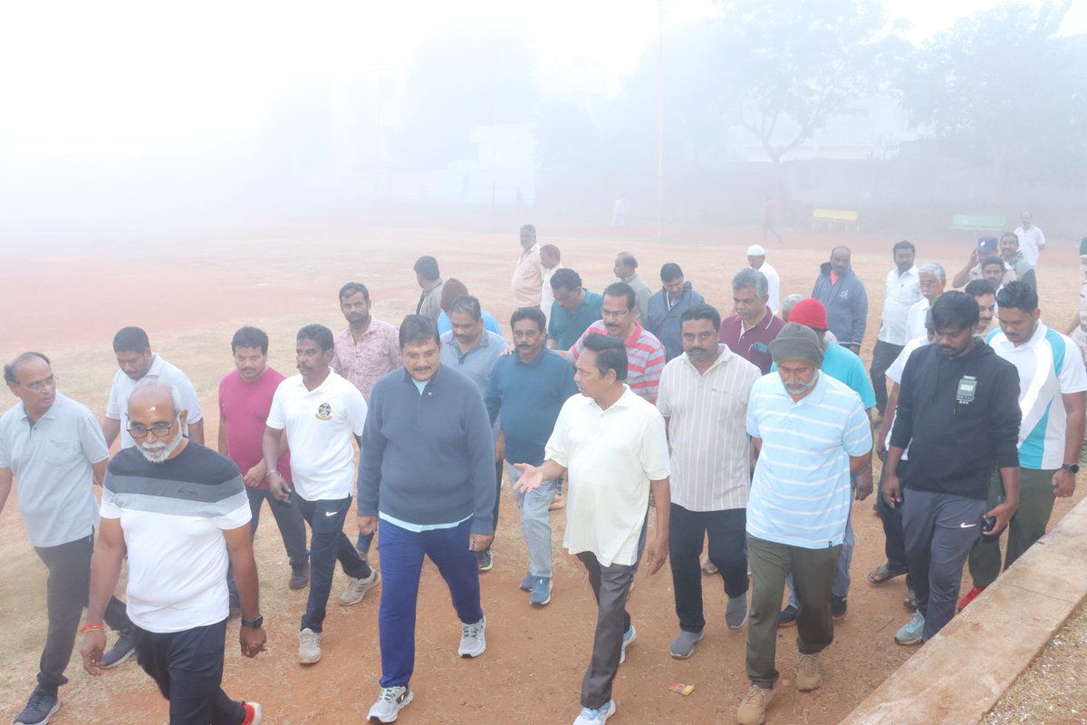 DhulipallaNk's tweet photo. పొన్నూరు పట్టణ జిల్లా పరిషత్ హైస్కూల్ ఆవరణలోని శ్రీ ధూళిపాళ్ళ వీరయ్య చౌదరి మెమోరియల్ స్టేడియంలో జరుగుతున్న అభివృద్ధి పనులను మున్సిపల్ కమిషనర్ శ్రీ ముప్పాళ్ల రమేష్ గారితో కలసి పరిశీలించడం జరిగింది.
#PonnurDevelopment
#Stadium #Ponnur https://t.co/rsejwjedL3
